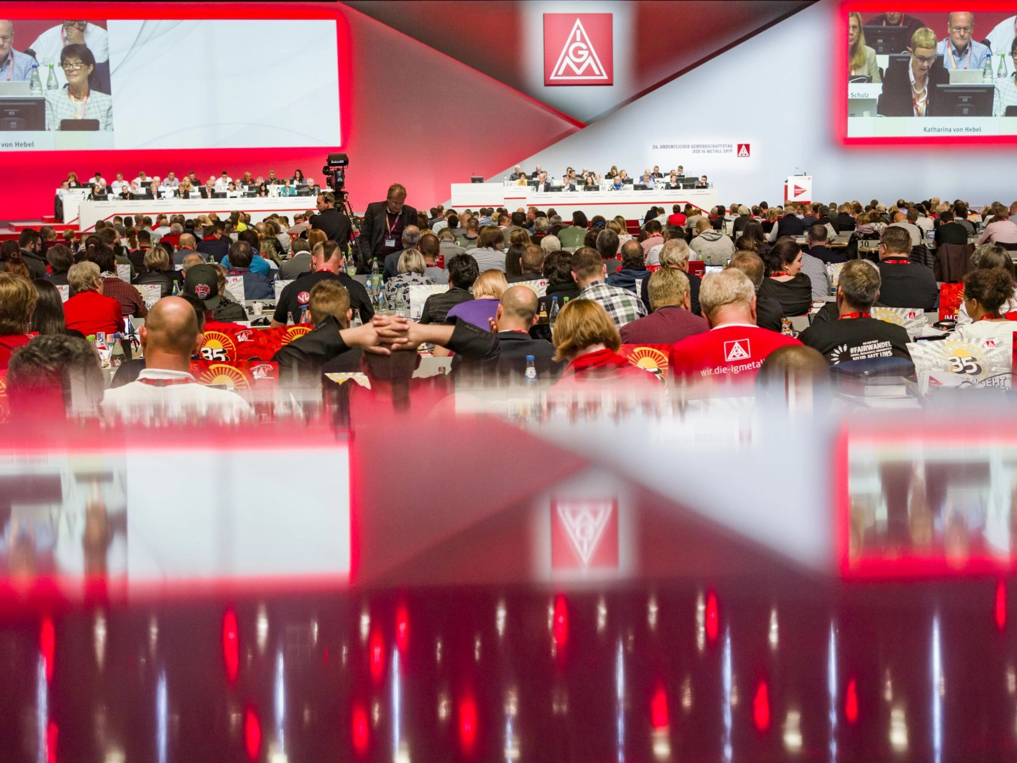 Delegierte auf dem Gewerkschaftstag 2019 der IG Metall bei der Diskussion von Anträgen