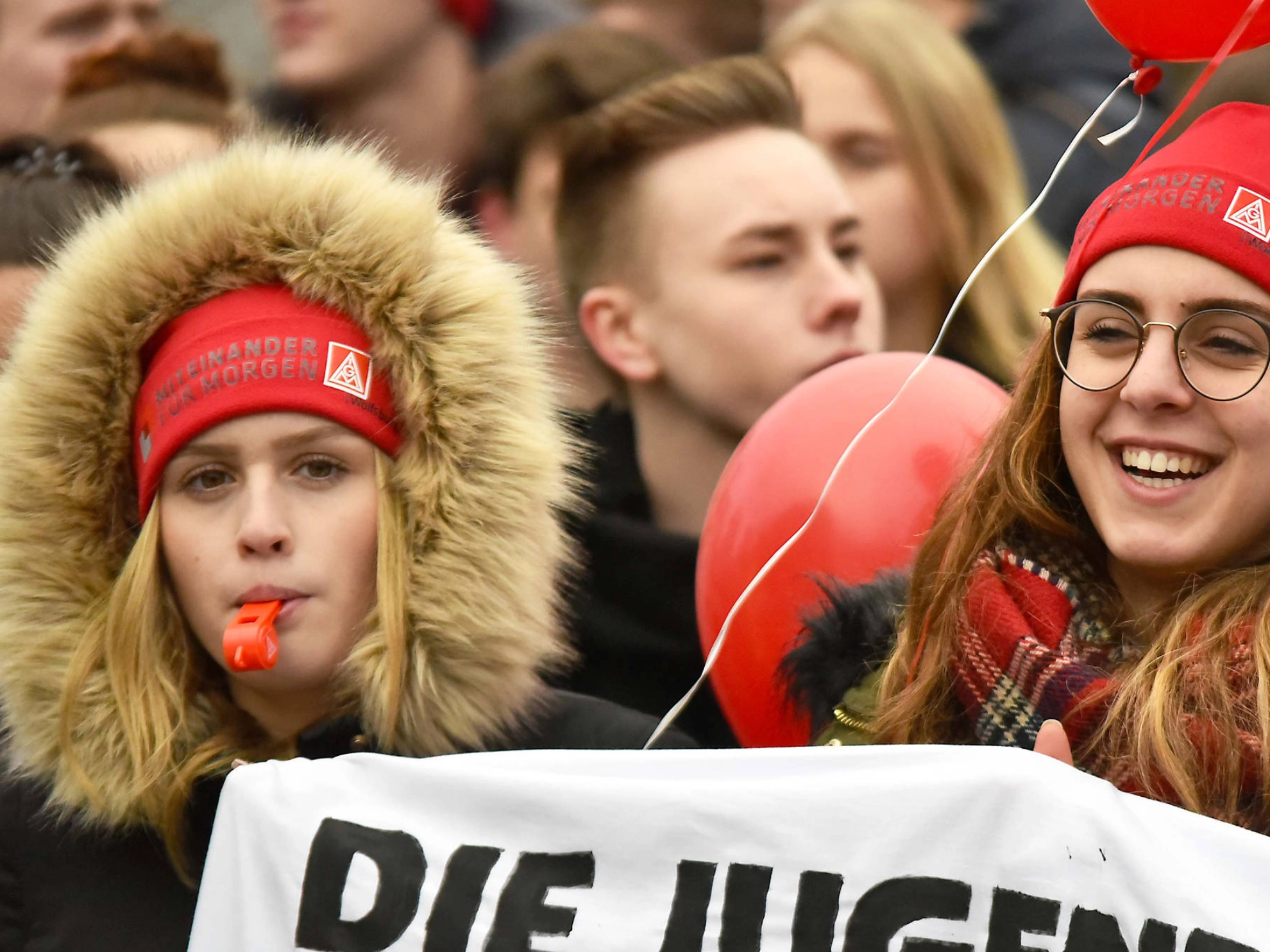 Zwei junge Frauen bei einer Demo.